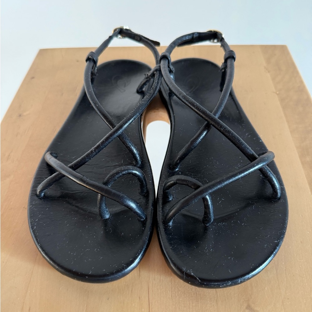 OluKai Waiau Black Leather Sandals - Like New